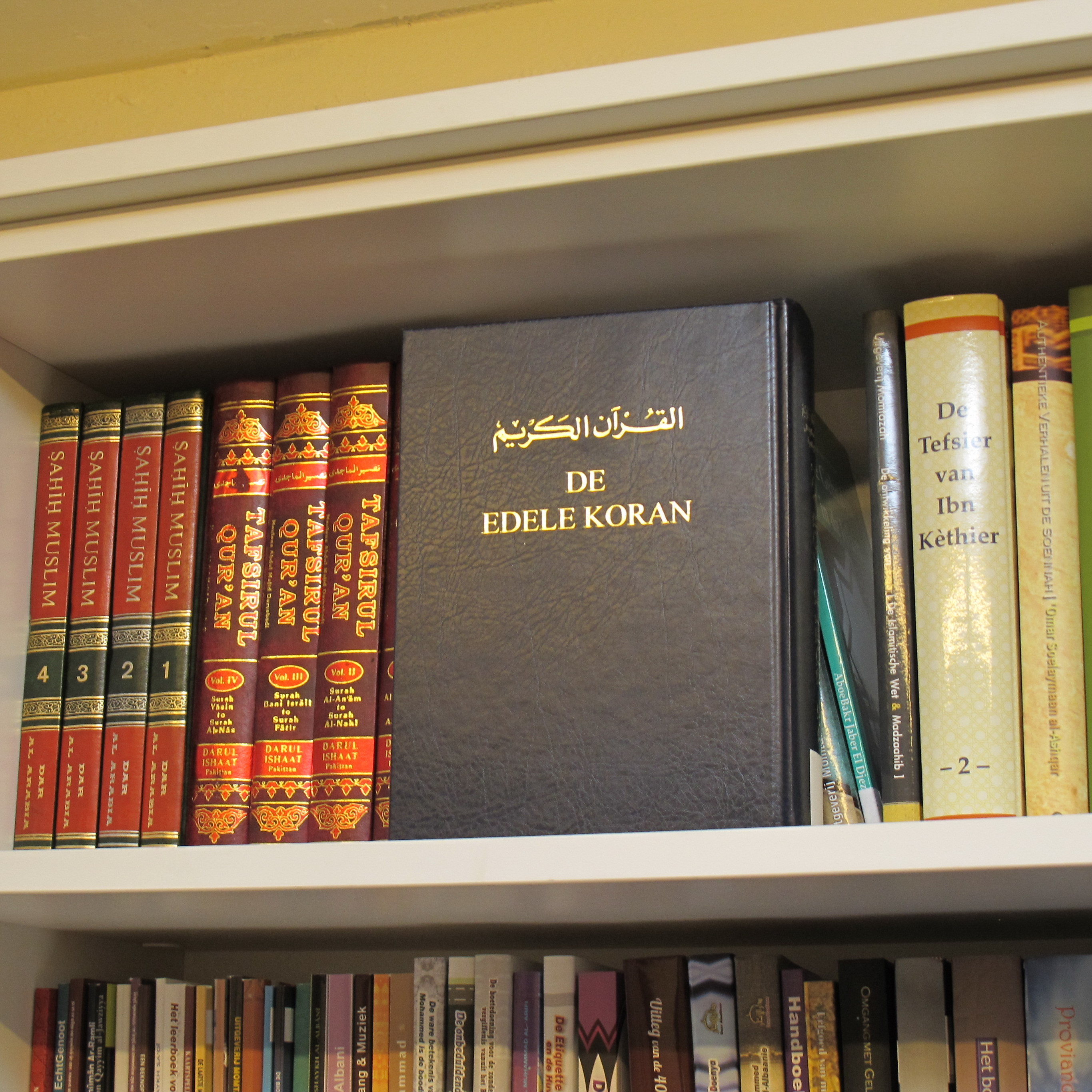 Een greep uit de bibliotheek met Korans en andere studieboeken Een greep uit de bibliotheek met Korans en andere studieboeken